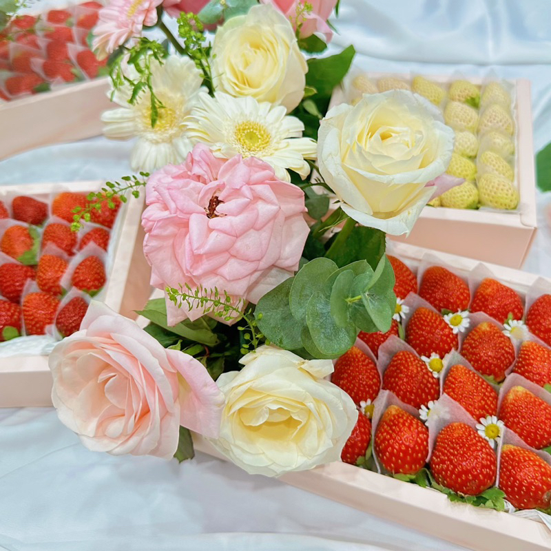 Set quà Hoa tươi và Dâu Nhật thơm ngọt