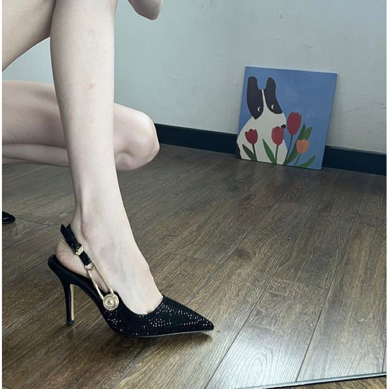 Giày cao gót đính ghim băng