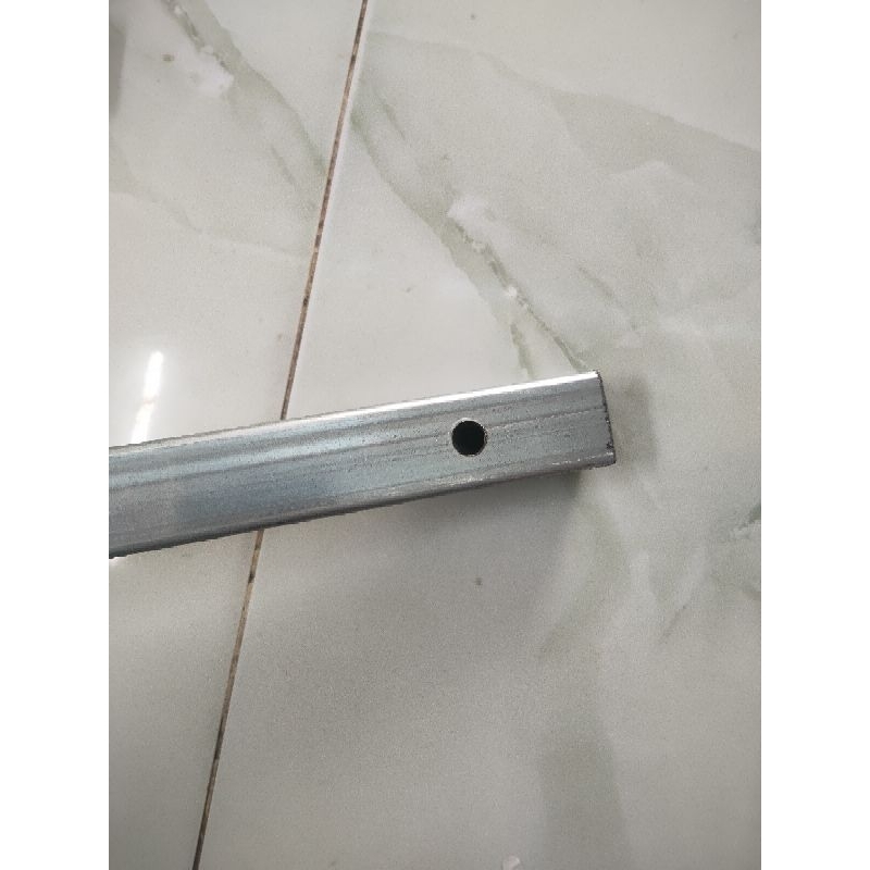 Thanh sắt vuông 2,5*2,5 dài 85cm cắt sãn ,khoan lỗ sẵn chế NCS