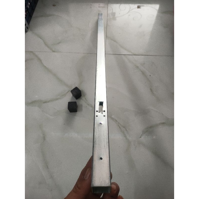 Thanh sắt vuông 2,5*2,5 dài 85cm cắt sãn ,khoan lỗ sẵn chế NCS