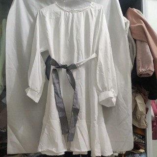 Đầm trắng babydoll kèm đai eo
