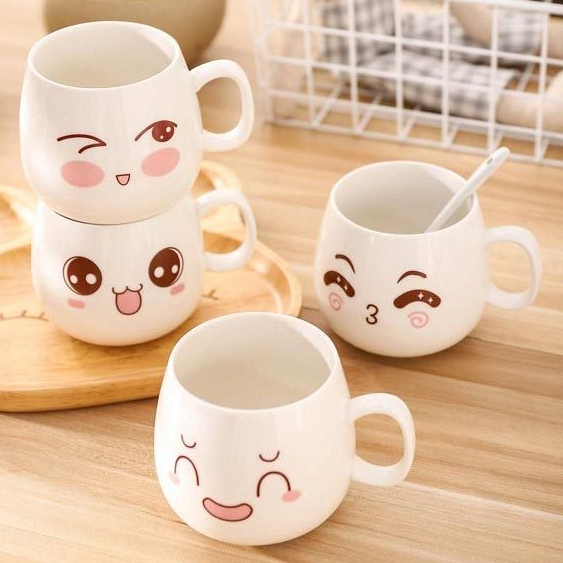 Cốc sứ KᕼẮᑕ TÊᑎ 𝘁𝗵𝗲𝗼 𝘆𝗲̂𝘂 𝗰𝗮̂̀𝘂 in hình 𝗘𝗠𝗢𝗝𝗜 KO NẮP THÌA mặt cười biểu cảm 300ml, ly sứ uống nước 𝗟Y̲ᑕ𝗨P quà tặng decor