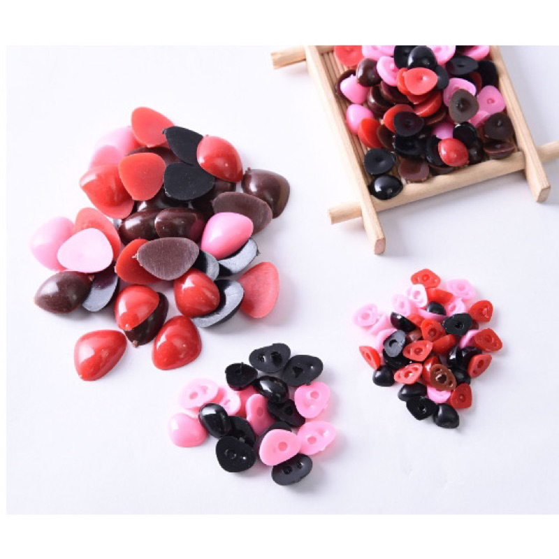 Set 5 pcs mũi tam giác bằng nhựa 4 màu, đủ size cho búp bê