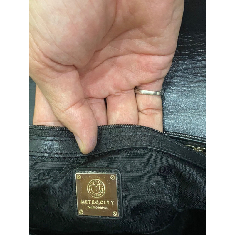 Túi si hiệu METROCITY của Ý đeo vai trần trám classic