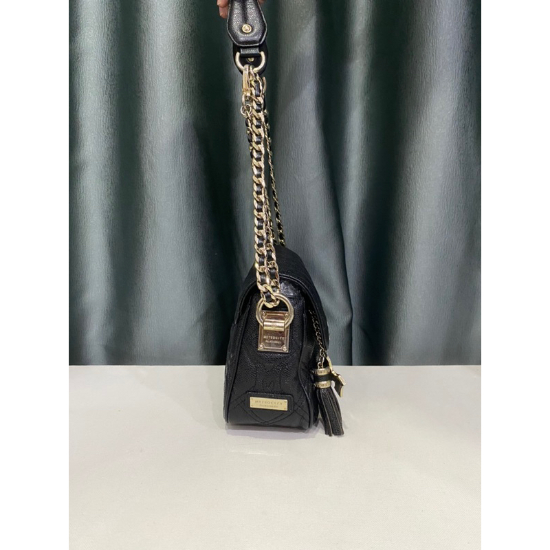 Túi si hiệu METROCITY của Ý đeo vai trần trám classic