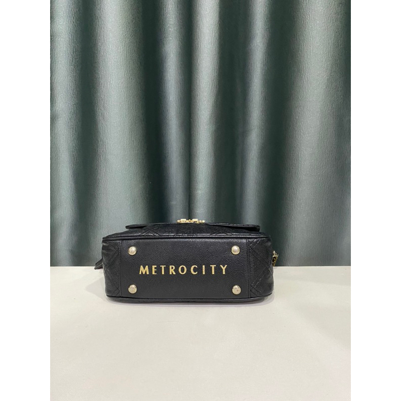 Túi si hiệu METROCITY của Ý đeo vai trần trám classic