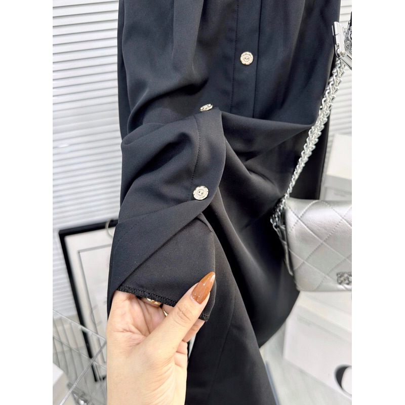 Set đen áo bẹt vai phối tơ bèo + chân váy midi nút