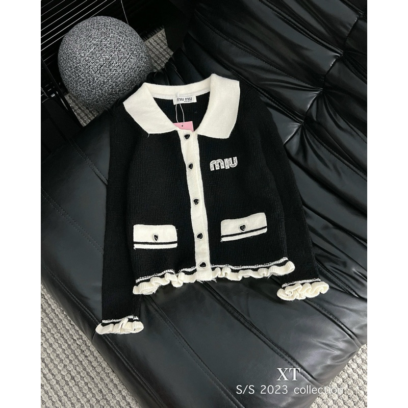 Áo len M.iuu viền pha chân bèo khuy tim đá QC