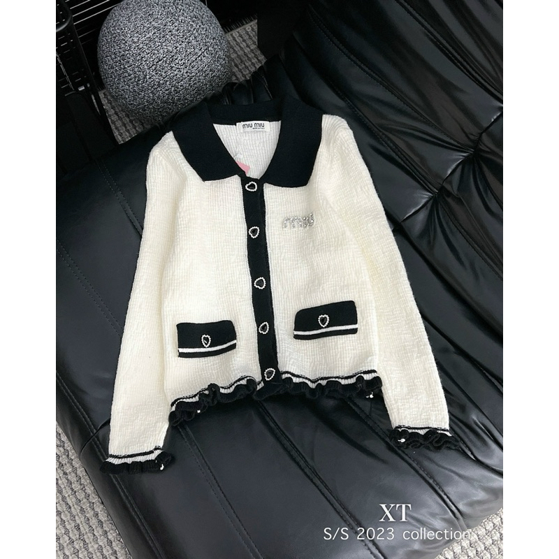 Áo len M.iuu viền pha chân bèo khuy tim đá QC