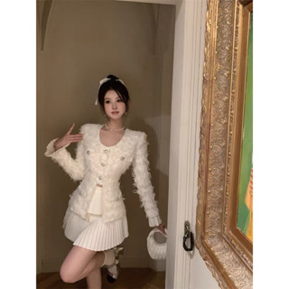 Set áo dạ phối lông vũ kết nút cao cấp và chân váy xoè dập li, phong cách quý cô sang chảnh, order