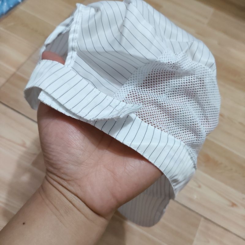 Mũ tĩnh điện có lưới hai bên.