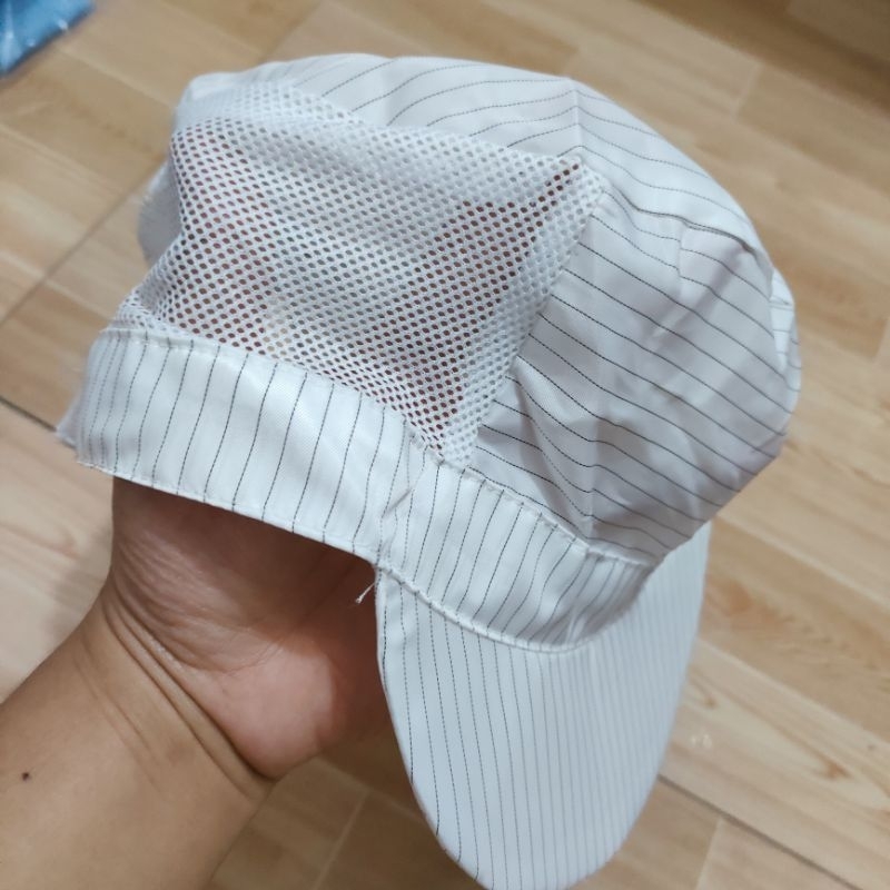 Mũ tĩnh điện có lưới hai bên.