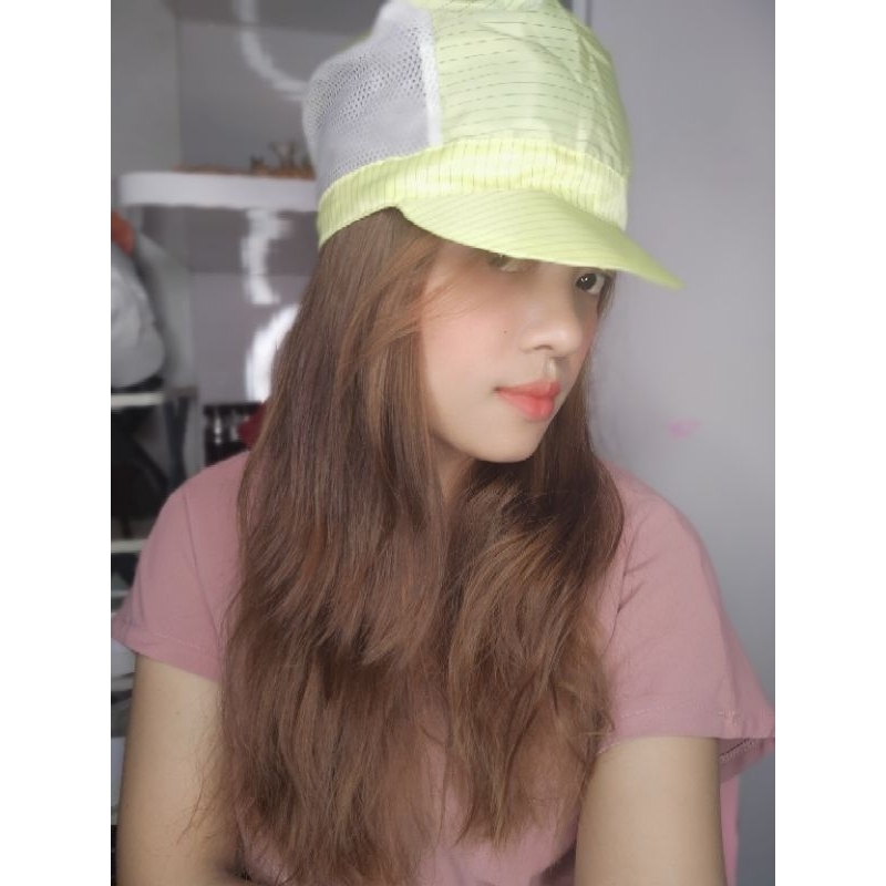 Mũ tĩnh điện có lưới hai bên.