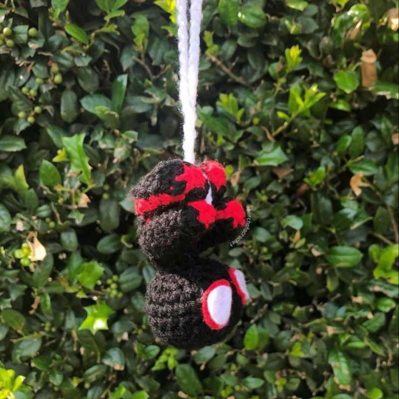 Móc khoá spiderman đu ngược