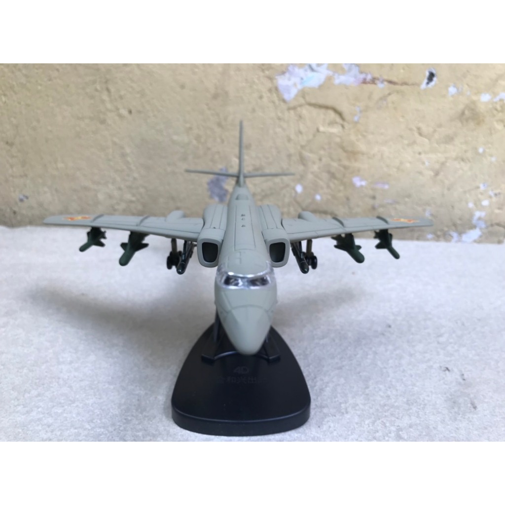 Mô hình lắp ráp Máy bay Ném bom Tupolev Tu-16 1:144