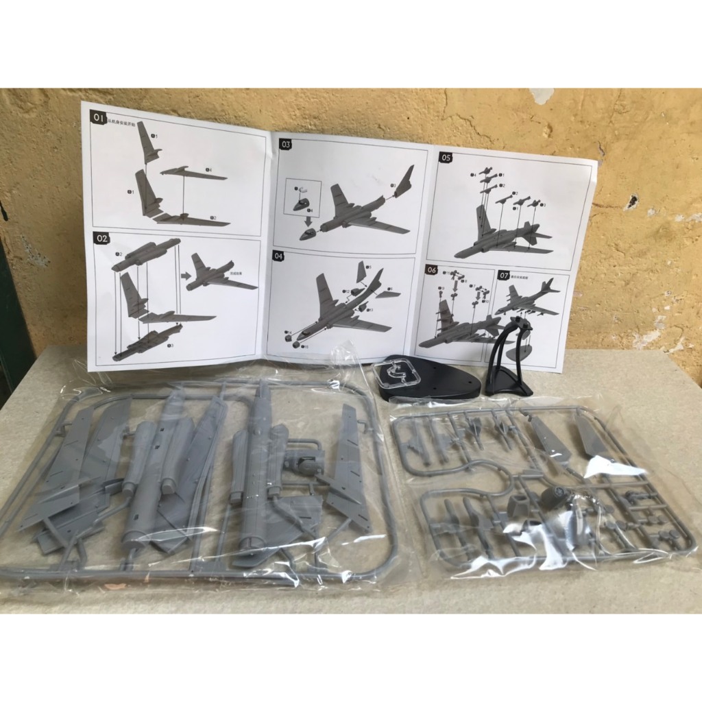 Mô hình lắp ráp Máy bay Ném bom Tupolev Tu-16 1:144