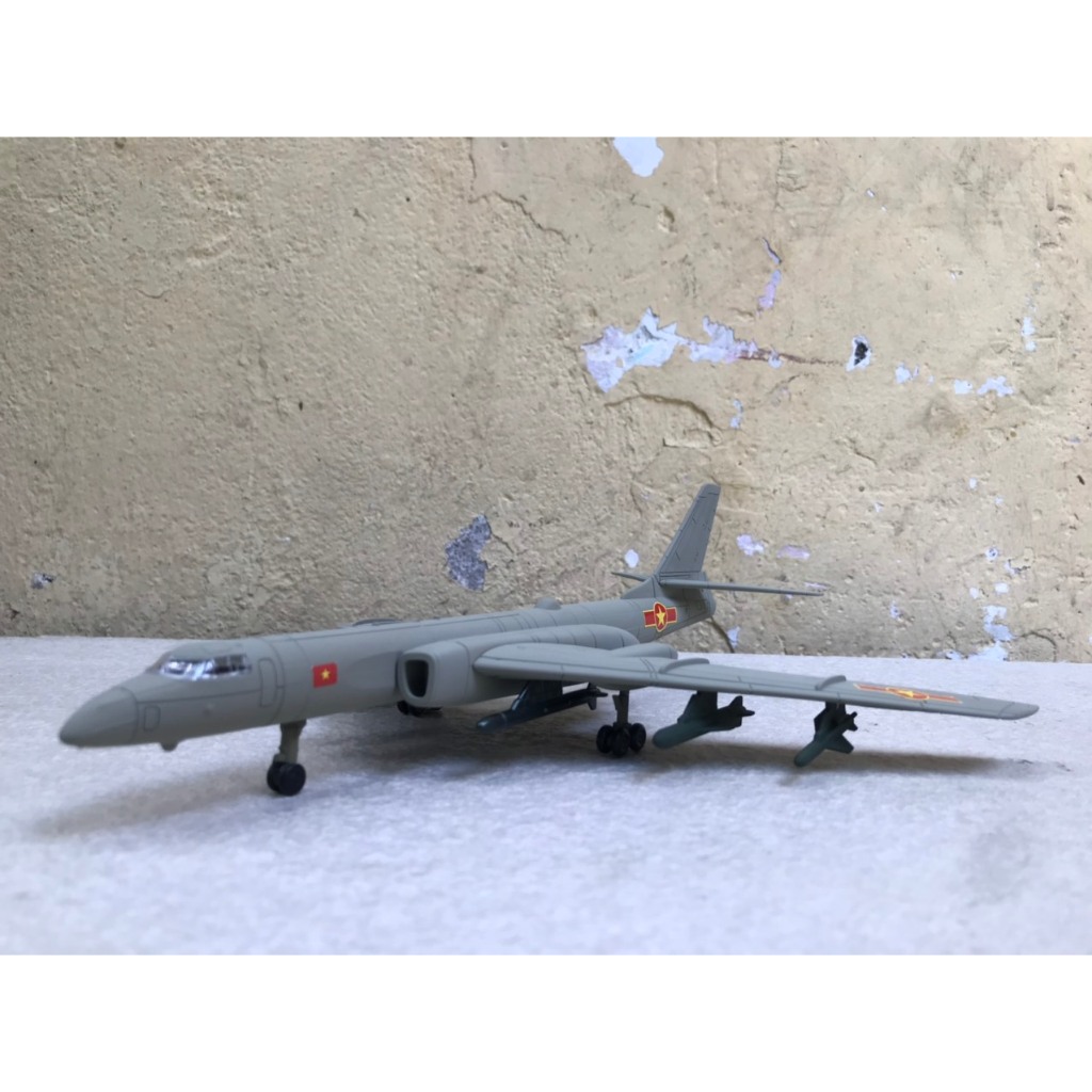 Mô hình lắp ráp Máy bay Ném bom Tupolev Tu-16 1:144