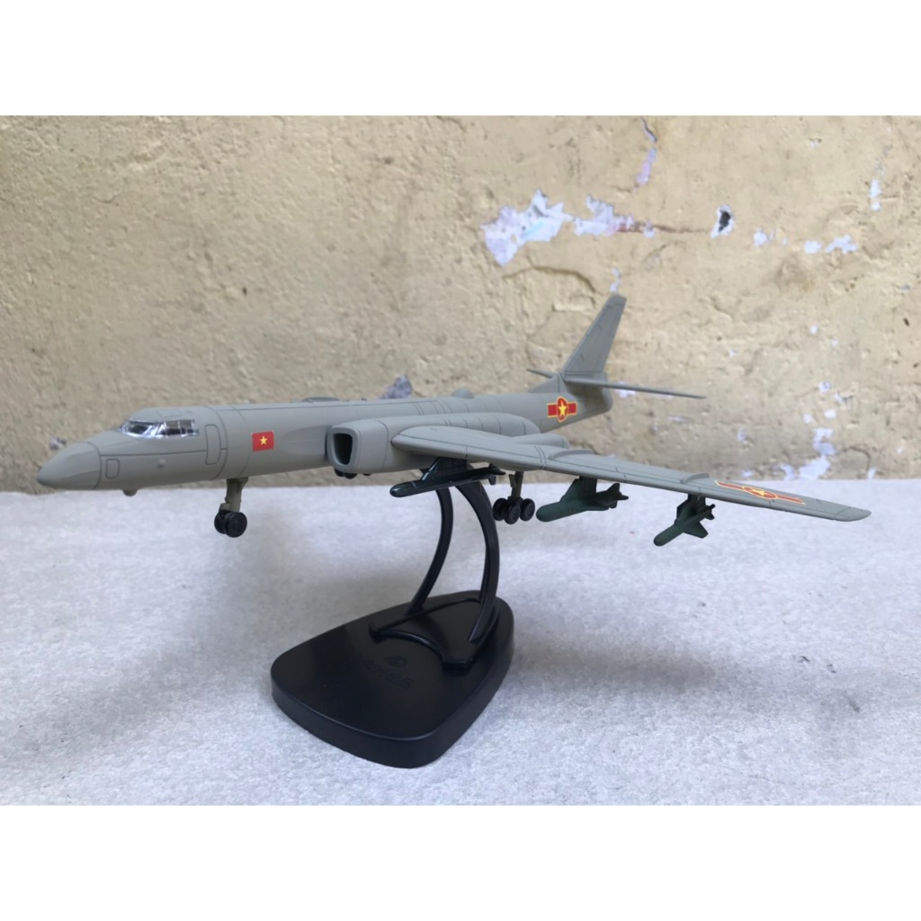 Mô hình lắp ráp Máy bay Ném bom Tupolev Tu-16 1:144