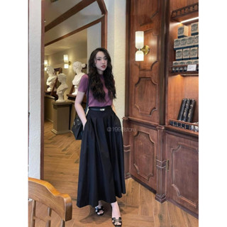 SET ÁO THUN TÍM TAY NGẮN CỔ 3 PHÂN MIX CHÂN VÁY XẾP LI MÀU ĐEN DÁNG DÀI 90CM KÈM NỊT DA SIÊU SANG VÀ THANH LỊCH