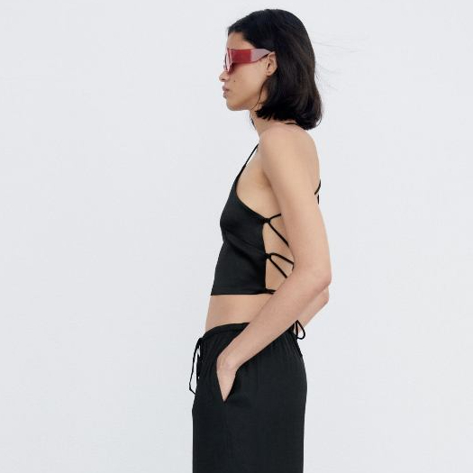 Áo Zarra từ 50kg đổ lại vừa, áo đan dây chéo sau lưng, giúp khoe lưng trần quyến rũ