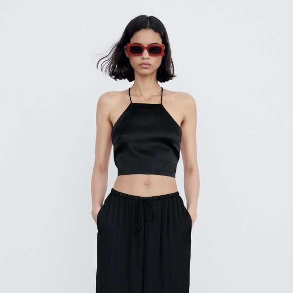 Áo Zarra từ 50kg đổ lại vừa, áo đan dây chéo sau lưng, giúp khoe lưng trần quyến rũ