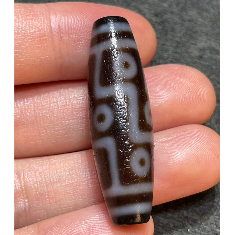 Đá phong thuỷ Dzi Tây Tạng thân dầu vảy rồng quanh thân mang lại may mắn