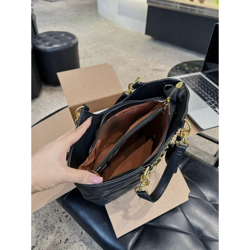 Túi công sở trần ô tag vàng size 27 da mềm lót nhung có dây đeo chéo