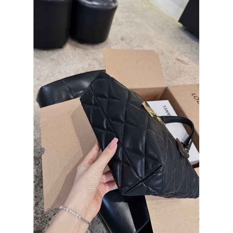 Túi công sở trần ô tag vàng size 27 da mềm lót nhung có dây đeo chéo
