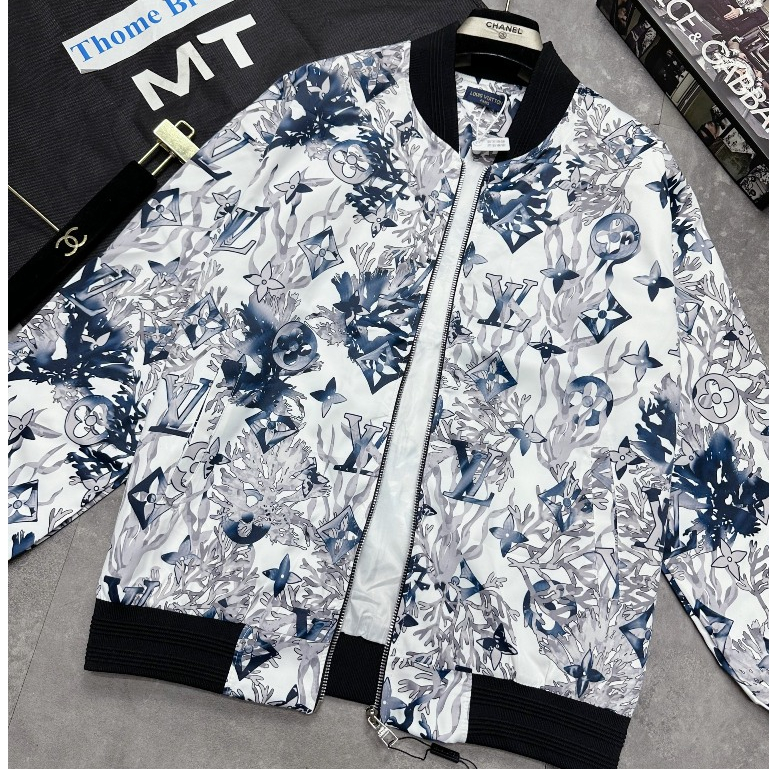 Áo Khoác Bomber Nam Luôn Vui Tươi Logo Lv Vân To In Toàn Thân Siêu Đẹp - Áo Khoác Bomber Nam Cao Cấp