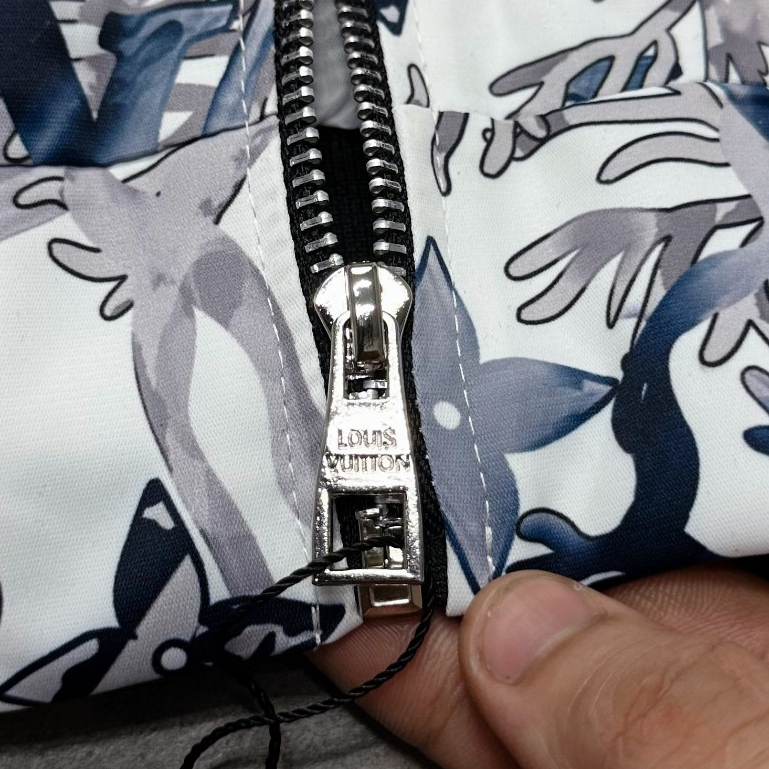 Áo Khoác Bomber Nam Luôn Vui Tươi Logo Lv Vân To In Toàn Thân Siêu Đẹp - Áo Khoác Bomber Nam Cao Cấp