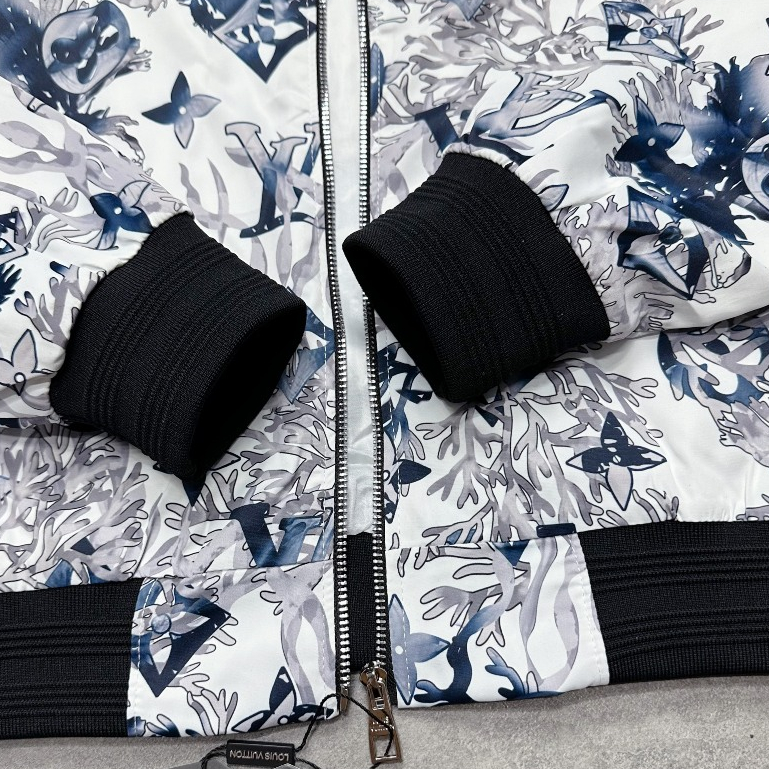 Áo Khoác Bomber Nam Luôn Vui Tươi Logo Lv Vân To In Toàn Thân Siêu Đẹp - Áo Khoác Bomber Nam Cao Cấp