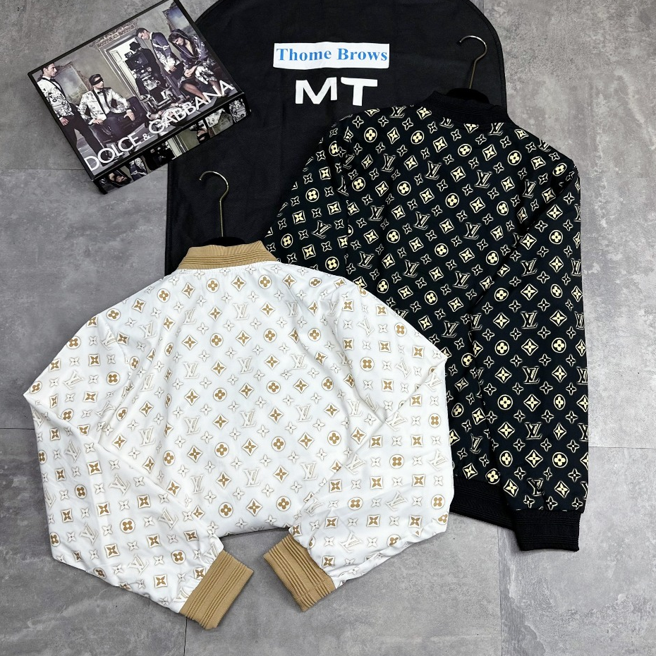 Áo Khoác Bomber Nam Luôn Vui Tươi Logo Lv Vân To In Toàn Thân Siêu Đẹp - Áo Khoác Bomber Nam Cao Cấp