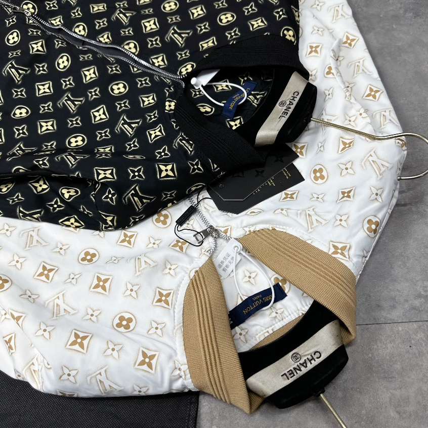 Áo Khoác Bomber Nam Luôn Vui Tươi Logo Lv Vân To In Toàn Thân Siêu Đẹp - Áo Khoác Bomber Nam Cao Cấp