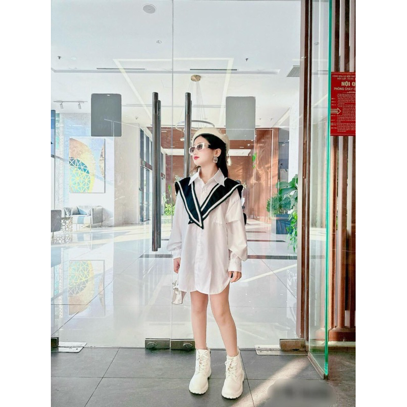 Chiếc áo kèm khăn choàng cho bé gái