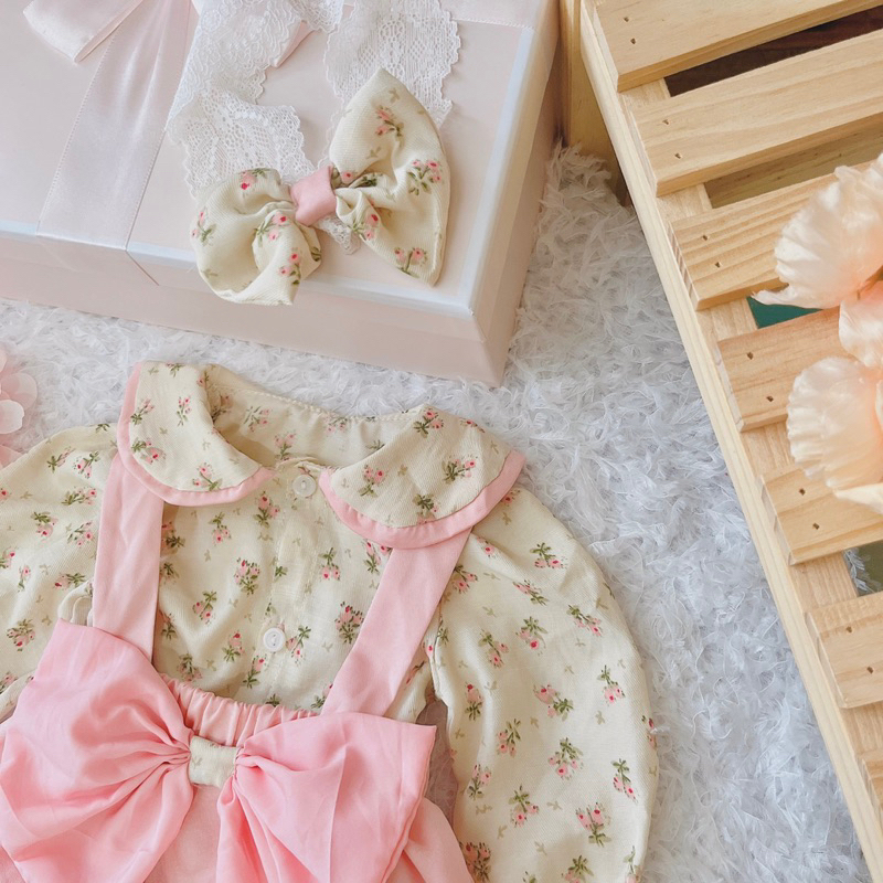 Bodysuit Cho Bé Set 3 Chi Tiết Yếm Lụa Hồng Phối Áo Chất Đũi Lụa Kèm Turban Nơ Xinh B3