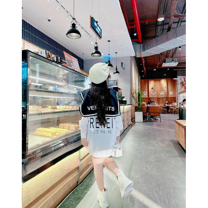 Chiếc áo kèm khăn choàng cho bé gái