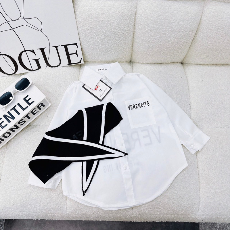 Chiếc áo kèm khăn choàng cho bé gái