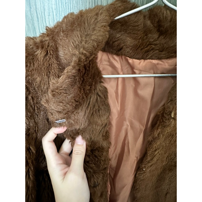 Áo khoác lông có nút cài màu nâu đậm