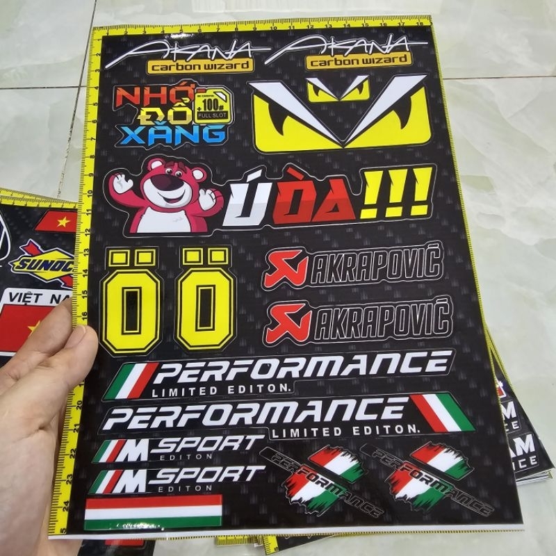 Combo tem logo gấu dâu ú òa akana carbon wizard 18x25cm dán trang trí xe máy