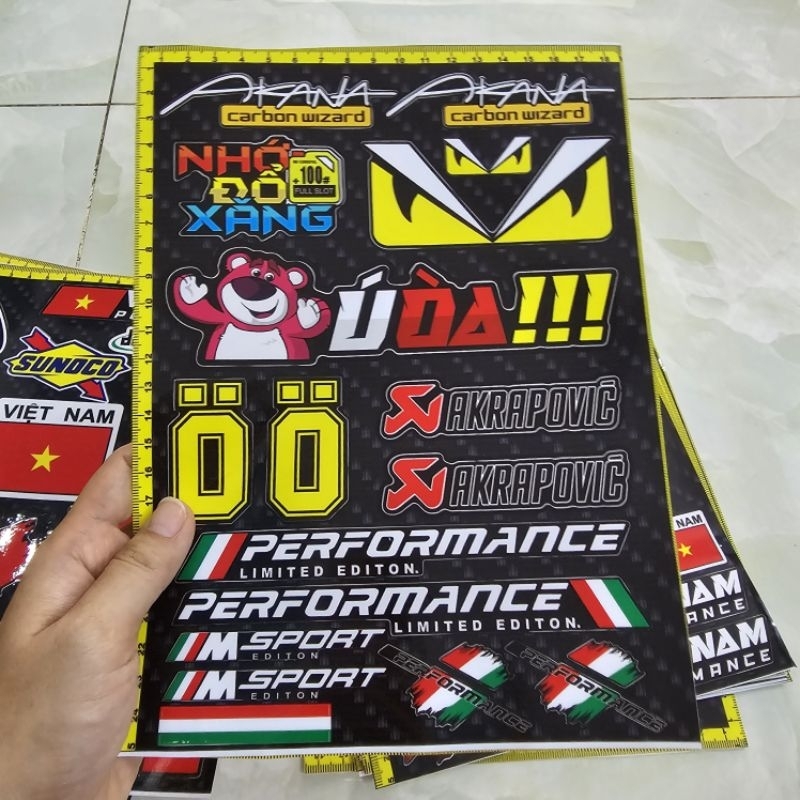 Combo tem logo gấu dâu ú òa akana carbon wizard 18x25cm dán trang trí xe máy