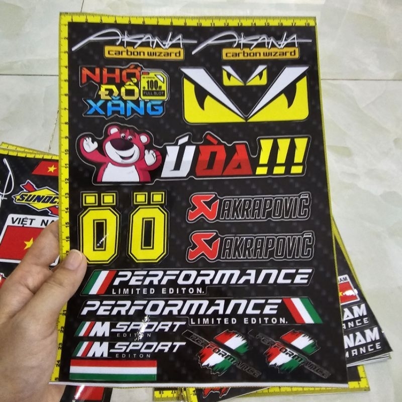 Combo tem logo gấu dâu ú òa akana carbon wizard 18x25cm dán trang trí xe máy