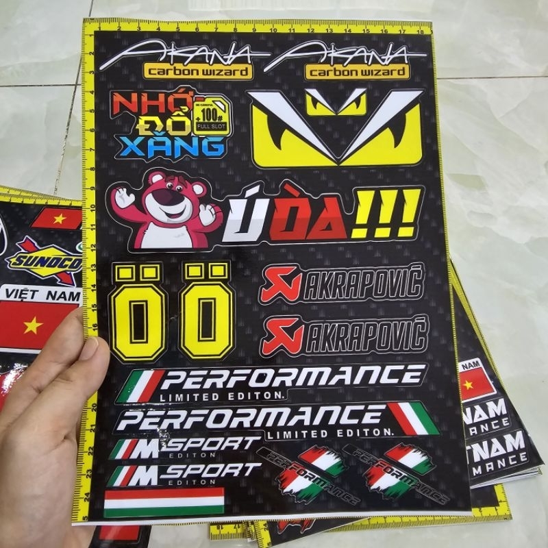 Combo tem logo gấu dâu ú òa akana carbon wizard 18x25cm dán trang trí xe máy