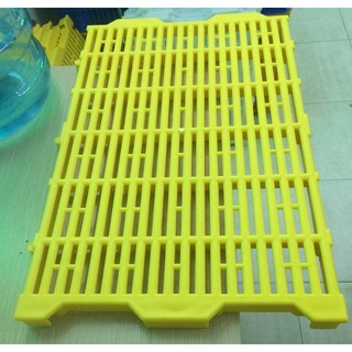  Tấm nhựa lót sàn chăn nuôi 40x60 