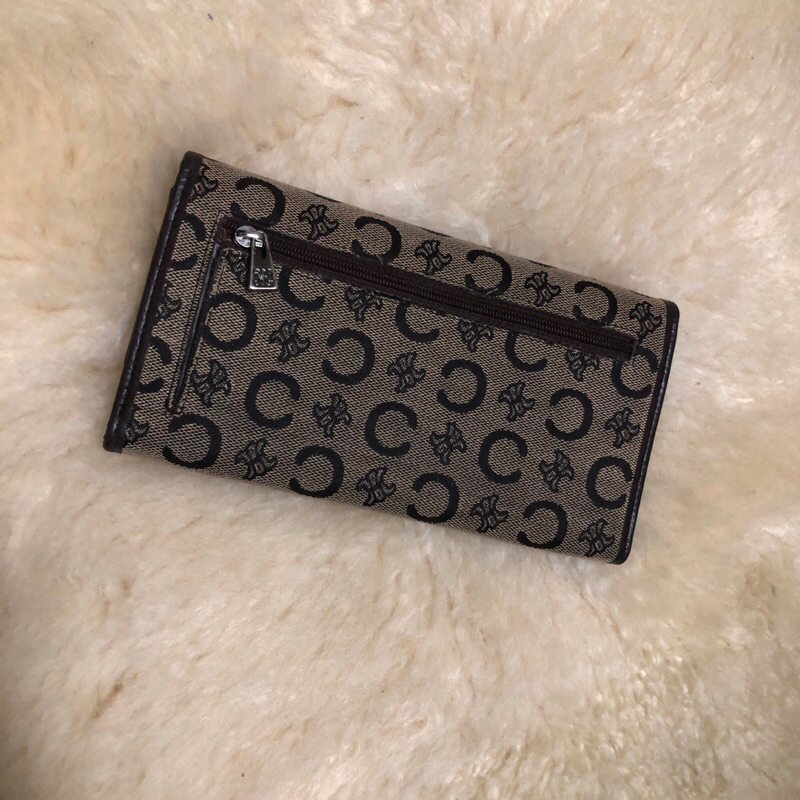 Ví chuẩn si. Ví qua sử dụng. Khách vui lòng xem hình nếu muốn biết thêm thông tin sản phẩm mời khách vô chat nhé. Thanks