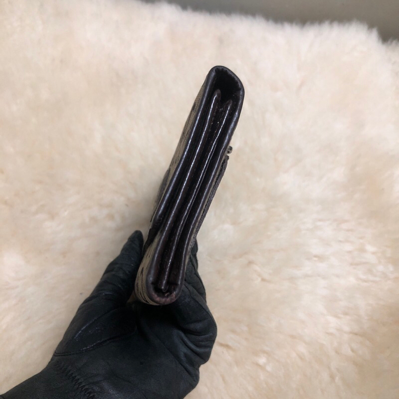 Ví chuẩn si. Ví qua sử dụng. Khách vui lòng xem hình nếu muốn biết thêm thông tin sản phẩm mời khách vô chat nhé. Thanks