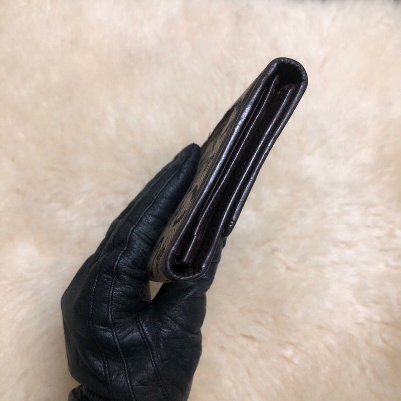 Ví chuẩn si. Ví qua sử dụng. Khách vui lòng xem hình nếu muốn biết thêm thông tin sản phẩm mời khách vô chat nhé. Thanks