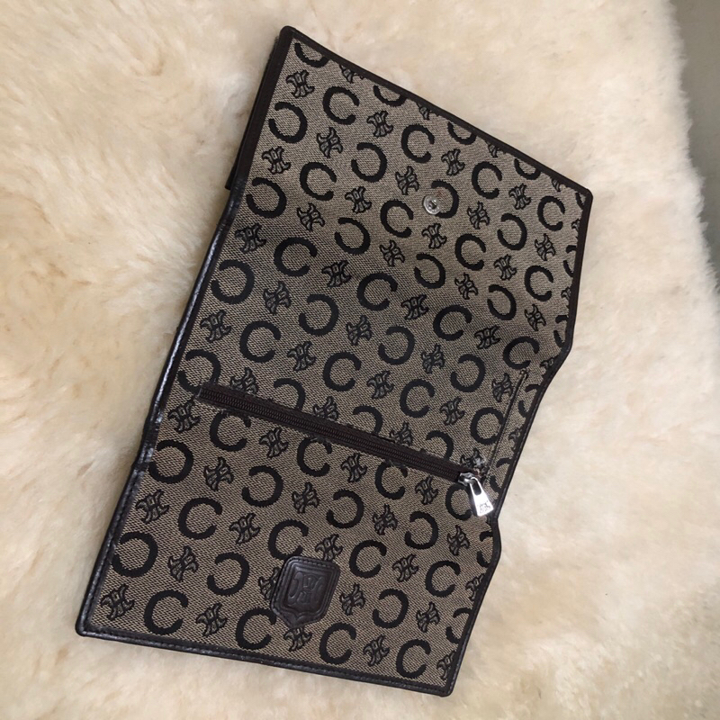 Ví chuẩn si. Ví qua sử dụng. Khách vui lòng xem hình nếu muốn biết thêm thông tin sản phẩm mời khách vô chat nhé. Thanks