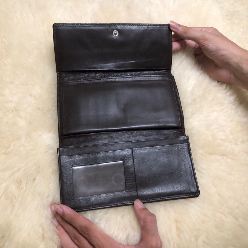 Ví chuẩn si. Ví qua sử dụng. Khách vui lòng xem hình nếu muốn biết thêm thông tin sản phẩm mời khách vô chat nhé. Thanks