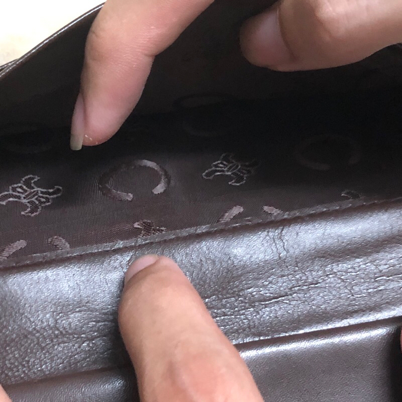 Ví chuẩn si. Ví qua sử dụng. Khách vui lòng xem hình nếu muốn biết thêm thông tin sản phẩm mời khách vô chat nhé. Thanks