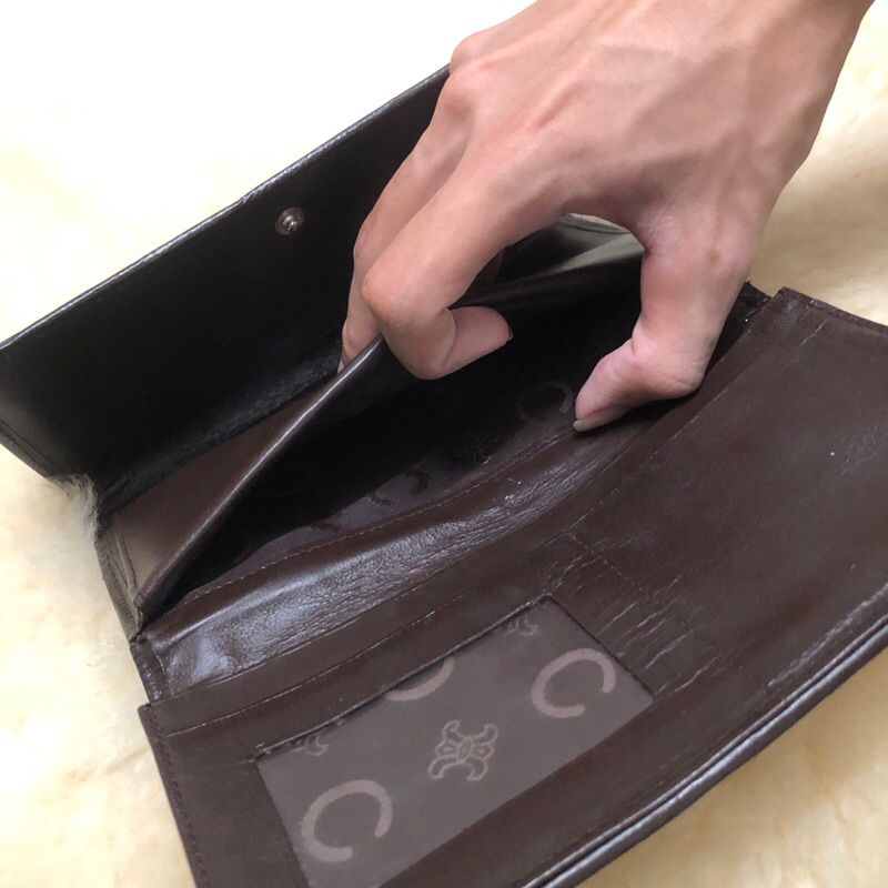 Ví chuẩn si. Ví qua sử dụng. Khách vui lòng xem hình nếu muốn biết thêm thông tin sản phẩm mời khách vô chat nhé. Thanks